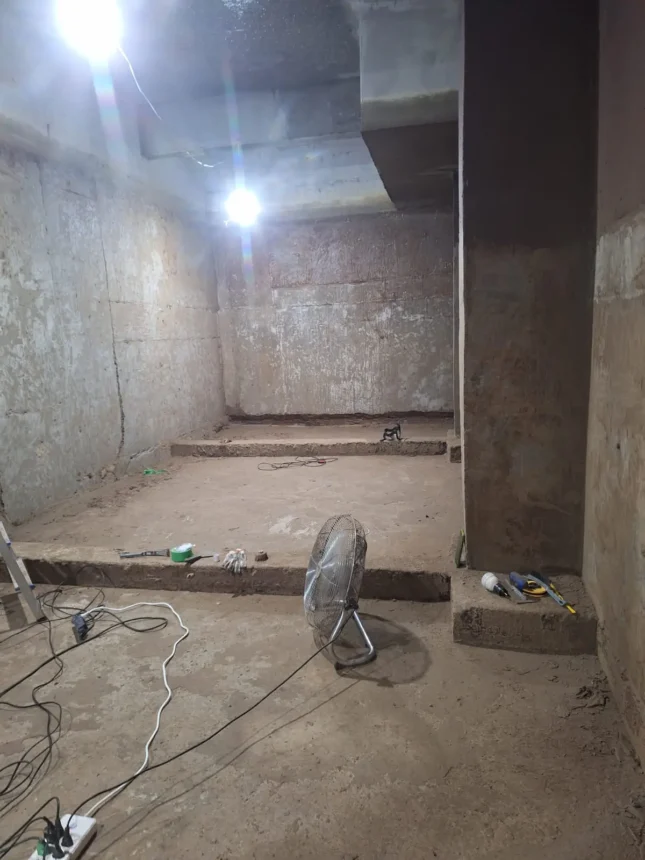 Interior de cisterna de grande capacidade durante a preparação das paredes