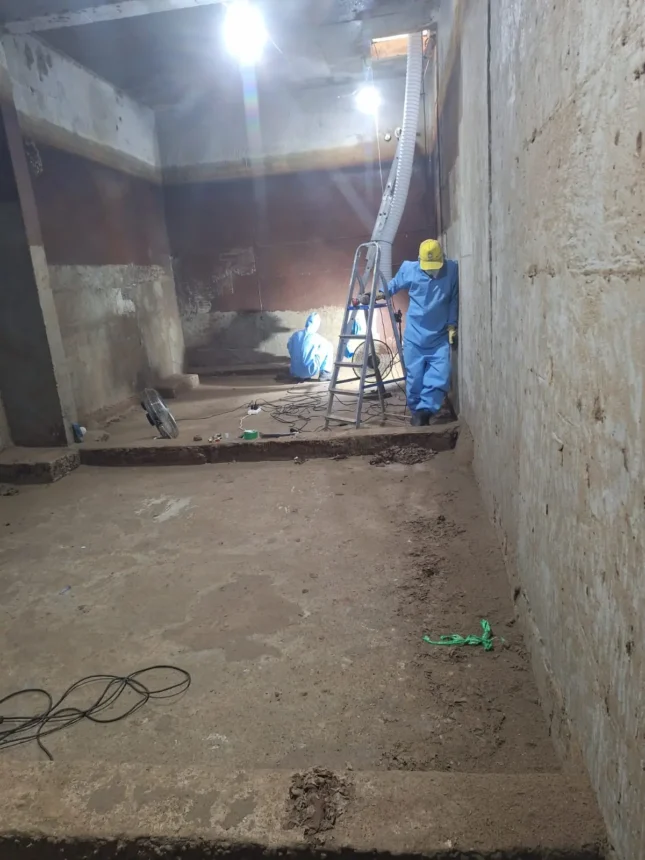 Equipe da Textufibra trabalhando no interior de uma cisterna predial em Resende