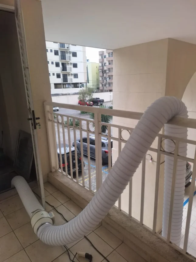 Equipamento de apoio instalado junto ao acesso da cisterna