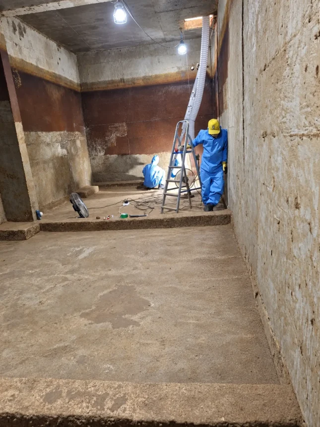 Equipe da Textufibra trabalhando na impermeabilização de uma cisterna em Resende
